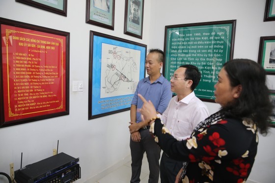 HCMC’s leaders offer gifts to policy beneficiary families ảnh 3