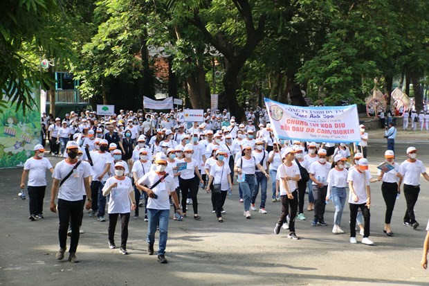 Over 5,000 people walk for AO victims in HCMC ảnh 1