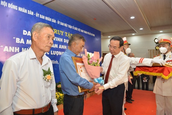HCMC bestows “Heroic Vietnamese Mother” title to five women ảnh 1