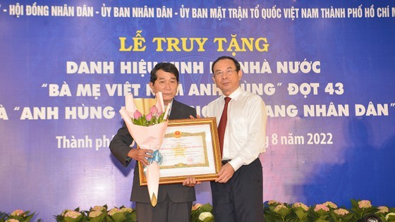HCMC bestows “Heroic Vietnamese Mother” title to five women ảnh 2