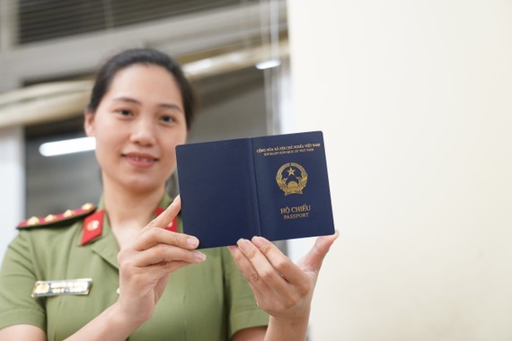 Spain recognizes Vietnam's new passports ảnh 1