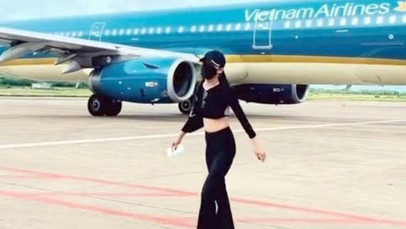 Woman banned from flying for posting TikTok video dancing on tarmac ảnh 1