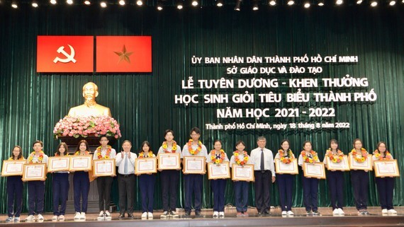 HCMC honors 486 good students ảnh 1