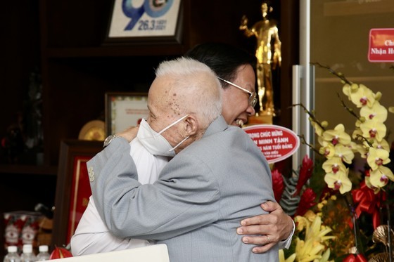 Former leader receives 75-year Party membership medal ảnh 5