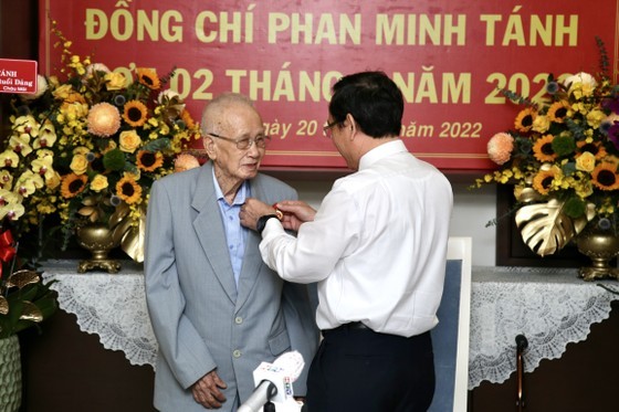 Former leader receives 75-year Party membership medal ảnh 4