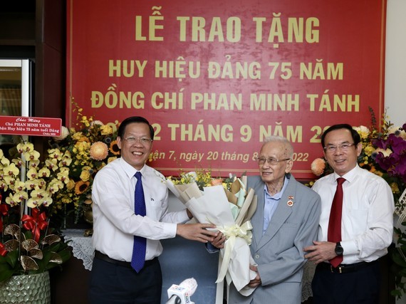 Former leader receives 75-year Party membership medal ảnh 1