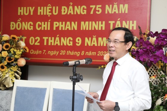 Former leader receives 75-year Party membership medal ảnh 2