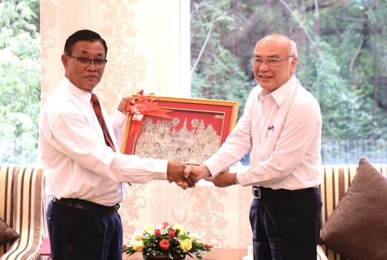 HCMC’s leaders receive Laotian magazine’s representatives ảnh 3
