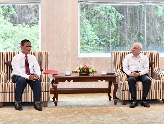 HCMC’s leaders receive Laotian magazine’s representatives ảnh 2
