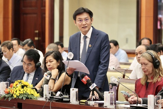 HCMC holds dialogue between municipal government, businesses ảnh 7