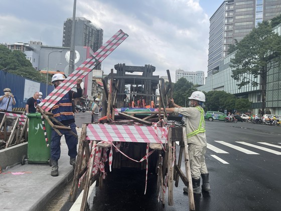 HCMC removes barriers on Le Loi Street to resume normal operation ảnh 1