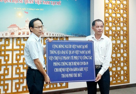 Overseas Vietnamese in US donates medical supplies to HCMC ảnh 1