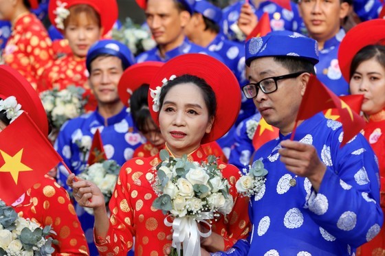 HCMC hosts mass wedding for 100 worker couples on National Day ảnh 10