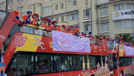 HCMC hosts mass wedding for 100 worker couples on National Day ảnh 4