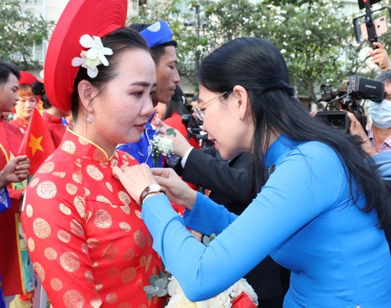 HCMC hosts mass wedding for 100 worker couples on National Day ảnh 5