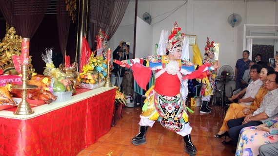 HCMC stages celebrates its traditional day ảnh 1