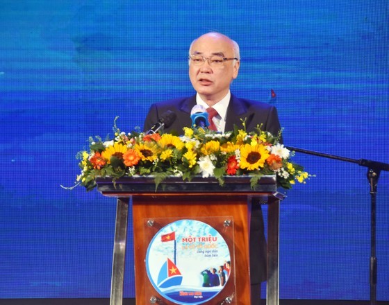 Program presenting one million national flags to fishermen overreaches its goal ảnh 3