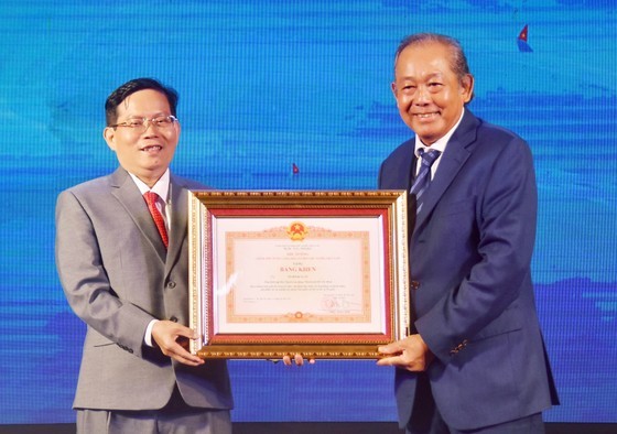 Program presenting one million national flags to fishermen overreaches its goal ảnh 4