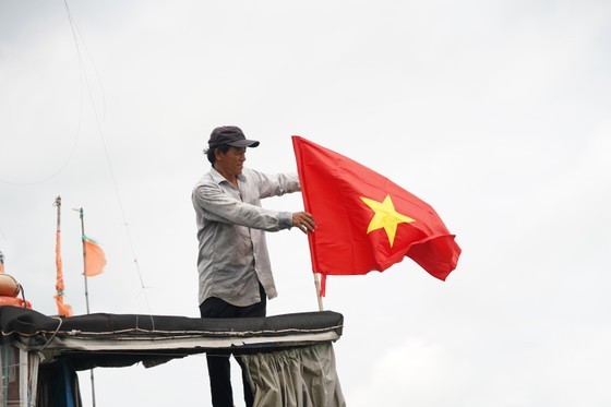 Program presenting one million national flags to fishermen overreaches its goal ảnh 2