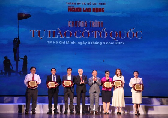 Program presenting one million national flags to fishermen overreaches its goal ảnh 5