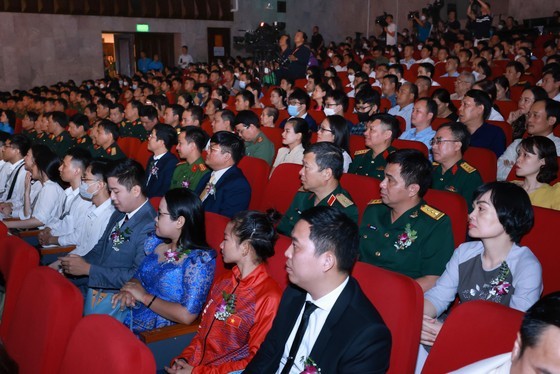 Hanoi’s firefighters honored at 17th “Vietnam Glory” program ảnh 1