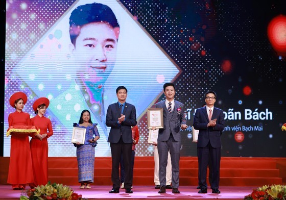 Hanoi’s firefighters honored at 17th “Vietnam Glory” program ảnh 2