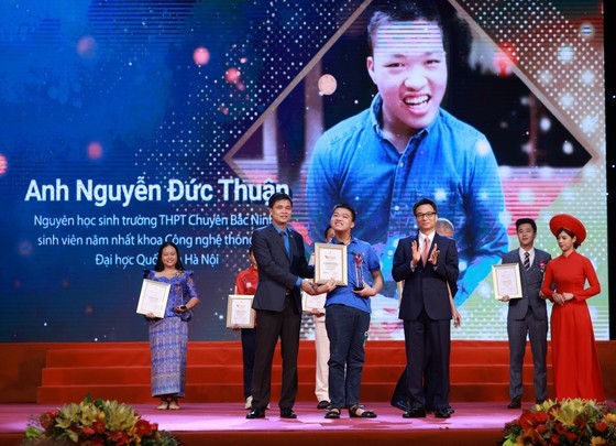 Hanoi’s firefighters honored at 17th “Vietnam Glory” program ảnh 4
