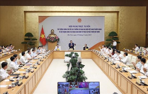 PM chairs teleconference with heads of Vietnamese representative agencies abroad ảnh 1