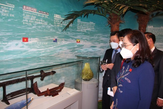 HCMC People’s Council officials arrive in Busan, beginning official visit to RoK ảnh 2