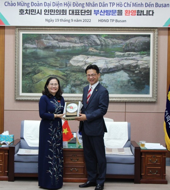 HCMC People’s Council officials arrive in Busan, beginning official visit to RoK ảnh 5
