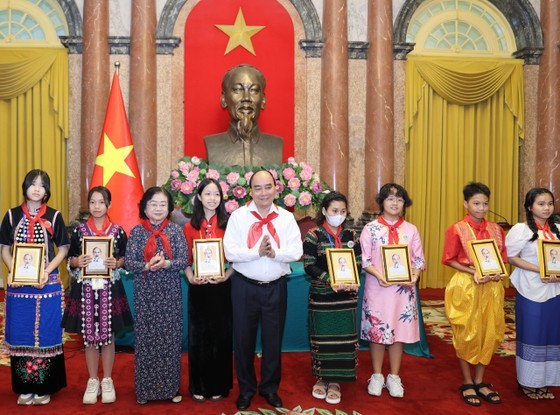 President meets outstanding children from ethnic groups ảnh 4