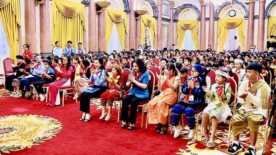 President meets outstanding children from ethnic groups ảnh 5