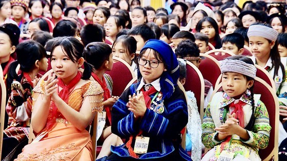 President meets outstanding children from ethnic groups ảnh 6