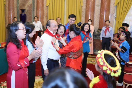 President meets outstanding children from ethnic groups ảnh 7