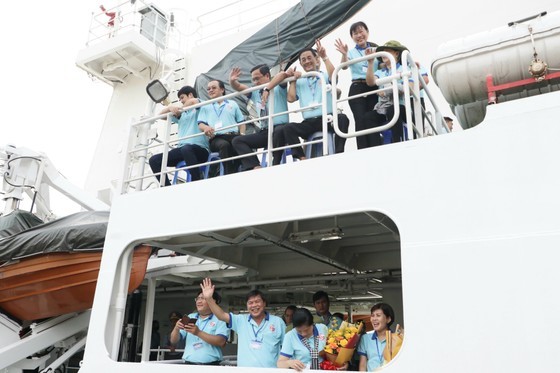 HCMC’s delegation visits soldiers on DK1 platform, people on southwestern island ảnh 6