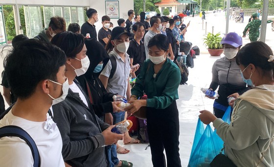 1,200 Vietnamese citizens rescued from Cambodia return home ảnh 2