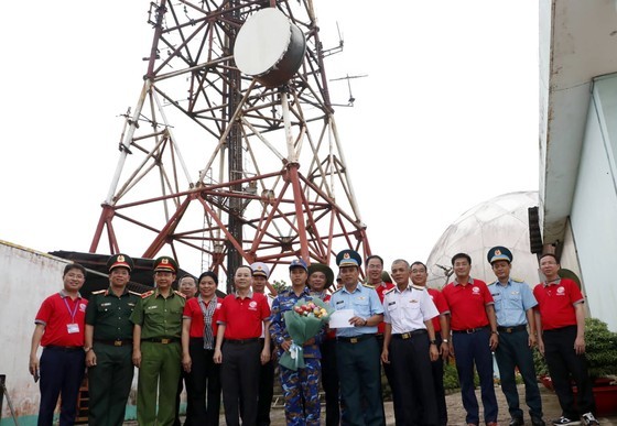 HCMC’s leaders, officials visit coast guard, people on Con Dao Islands ảnh 2