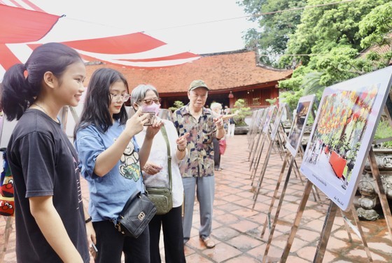 17th “Hanoi in me” photo exhibition displays beautiful pictures of capital ảnh 1