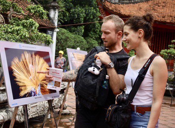 17th “Hanoi in me” photo exhibition displays beautiful pictures of capital ảnh 2
