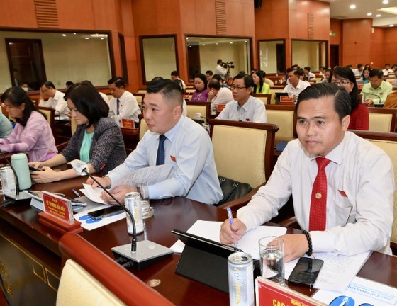 Seventh session of 10th tenure of People's Council of HCMC opens ảnh 3
