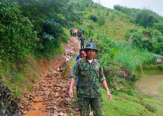 Armed force climbing hills, crossing streams move people away from flooded areas ảnh 2