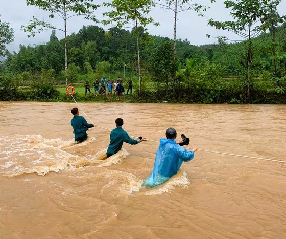Armed force climbing hills, crossing streams move people away from flooded areas ảnh 4