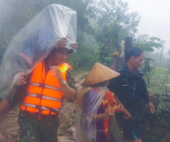 Armed force climbing hills, crossing streams move people away from flooded areas ảnh 6