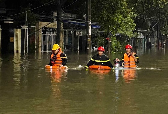 Armed forces, policemen  help people overcome floods ảnh 1