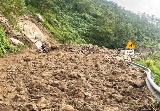 Armed forces, policemen  help people overcome floods ảnh 4
