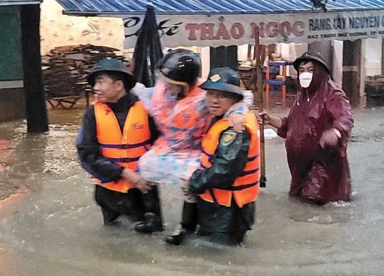 Armed forces, policemen  help people overcome floods ảnh 6