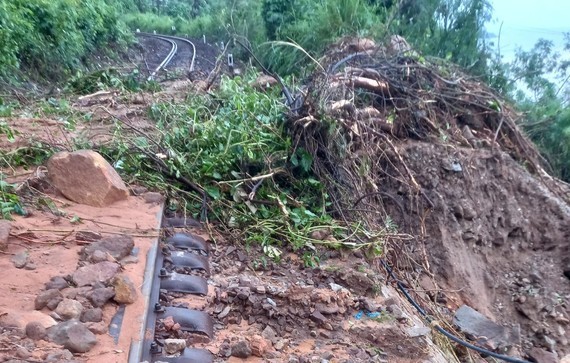 Over 1,200 train passengers to be transported by road due to flooded tracks ảnh 1