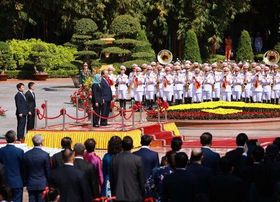 State President hosts welcome ceremony for Singapore's top leader ảnh 7