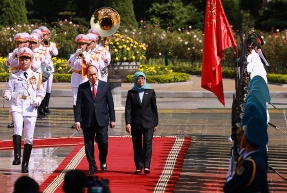 State President hosts welcome ceremony for Singapore's top leader ảnh 8