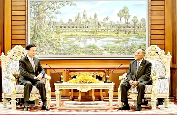 Party official meets with Cambodian leaders during visit to Cambodia ảnh 1